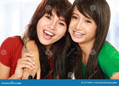 Due ragazze di età adolescenziale nel porno lesbico Neree