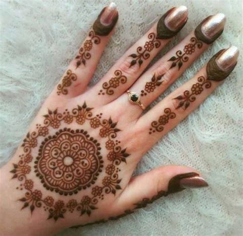 The following henna designs are officially selected by the arab mehndi team, which are inspired by flower design and can be applied to the body of kids and adults. 15 Latest Floral Henna Mehndi designs for Hands | Bling ...