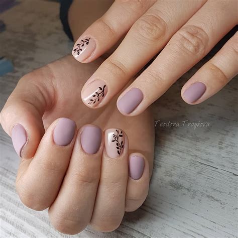 Diseño de uñas tipo mármol en combinación con uñas en tonos clásicos y detalles lineales minimalistas. Uñas mate 2020 - Tendenzias.com