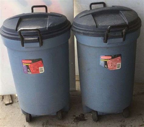 Rubbermaid Roughneck 32 Gallon Trash Cans With Locking Lids And On Wheels