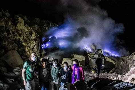 Kawah Ijen Destinasi Wisata Danau Yang Berselimut Pesona Api Biru Blue Fire Terunik Di Dunia