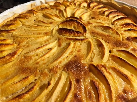 Verser sur les pommes après les 15 minutes au four et prolonger la cuisson de 20 minutes. ♨ Recette de Tarte aux pommes à l'Alsacienne | Cuisine Blog