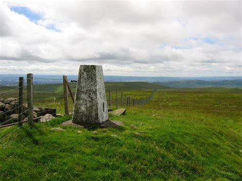 Southwards you see views of stirling castle and beyond, while to the north and west views of the southern highlands and the peaks of ben lomond and ben ledi greet your eyes. Campsie Fells hills and mountains | Scotland mountain ...