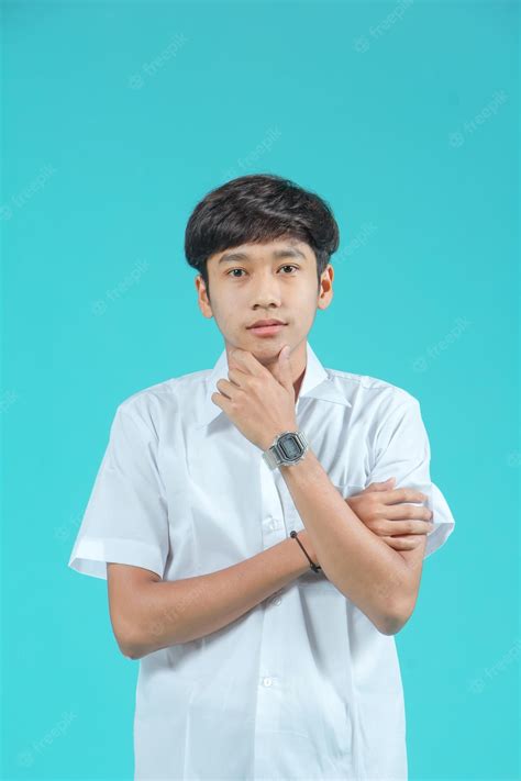 Estudiantes De Secundaria Masculinos Indonesios Con Uniformes Grises Y