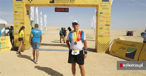 Ultramaraton na Saharze. 50 kilometrów biegu po pustyni. To walka z upałem, zmęczeniem, bólem