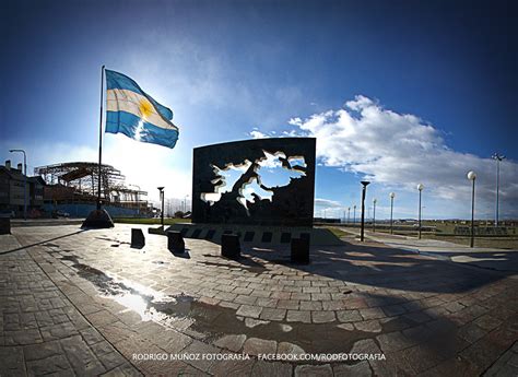 Monumento A Las Malvinas Argentinas Y Bandera Argentina En Ushuaia