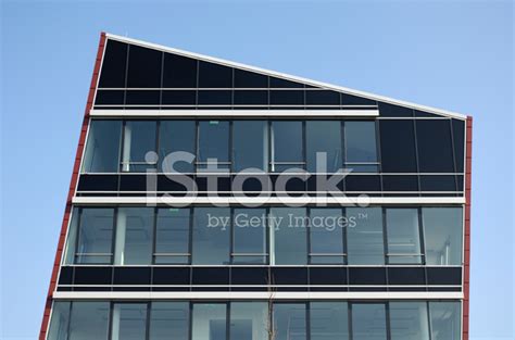 Edificio De Oficinas Moderno Trapezoidal Fotografías De Stock