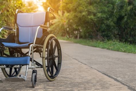 Cadeira De Rodas Vazia Para Pacientes Ou Idosos Ou Idosos Na Casa Da