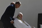Franziskus betet am Grab eines zurückgetretenen Papstes