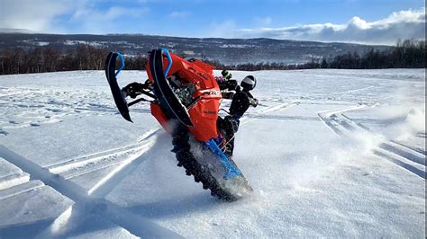 Rc Snowmobile Jumping And Driving In Deep Snow Youtube
