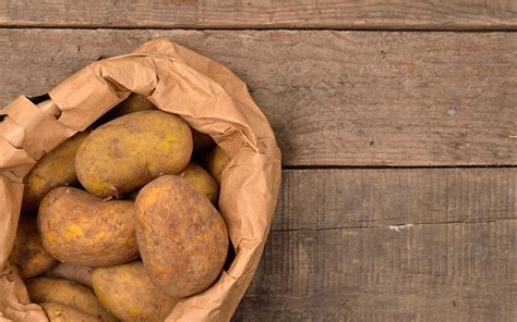 How to store potatoes for the longest life! Grow Your Own Christmas Dinner: Potatoes - David Domoney