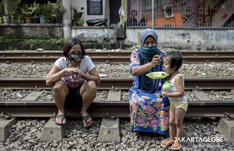 Jakartans Turn To Sunbathing To Improve Immune System