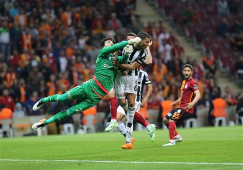 Galatasaray özellikle son 20 yılda kendi evinde oynadığı maçlarda beşiktaş'a çok nadir kaybetmiştir. Galatasaray Beşiktaş derbi maçının geniş özeti / Gol: Gomez