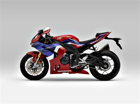 While the 2020 fireblade does not share the v4 layout of the rc213v motogp machine, it does share the same short stroke design and exact bore dimensions as the machine that marquez races, and the new fireblade has been developed in close collaboration. Nouveauté 2020 - Honda CBR 1000 RR-R : 4R, mais sans V4