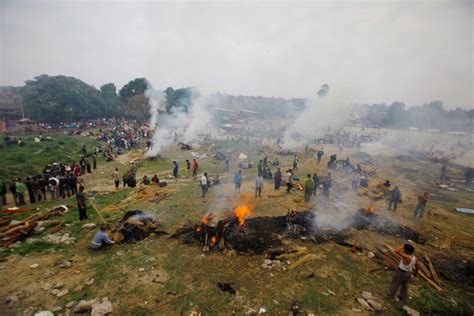 Mass Cremations In Nepal For Earthquake Victims The New York Times