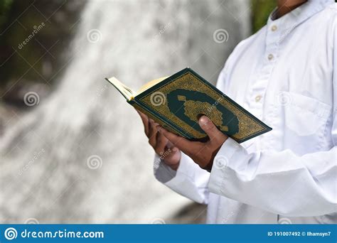 Heiliger Koran In Der Hand Mit Arabischer Kalligraphiebedeutung Von Al