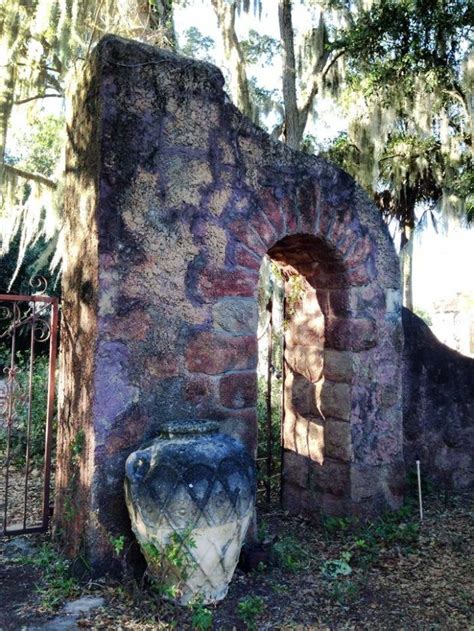 12 Staggering Photos Of An Abandoned Mansion Hiding In Florida Abandoned Abandoned Mansion