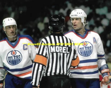 Wayne Gretzky And Mark Messier Question Referee 8x10 Photo Edmonton
