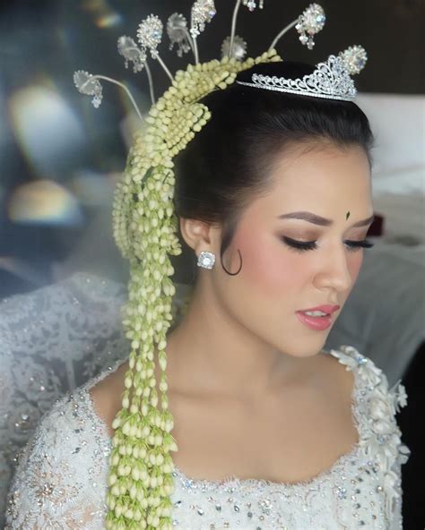 Serta hiasan ronce melati tibo dodo (untaian bunga melati dari kepala . 5 Riasan Pengantin Adat Sunda yang Memiliki Makna Sakral