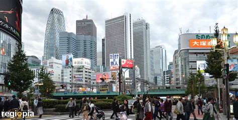 Der bezirk shinjuku im westen tokios ist bekannt für seine amüsiermeile, seine skyline, die kirschbl. Sehenswürdigkeiten in Tokyo