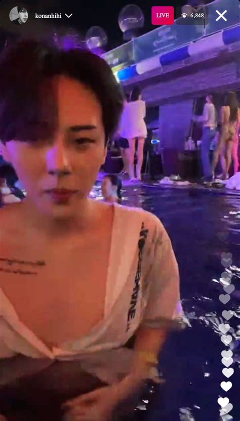 Rin On Twitter Babes Wake Up Junghyun Is Live With His Tits Out