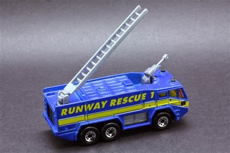 Diecast Hobbist 1999 Matchbox Mb08 36437 Airport Fire Truck