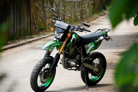 Sebenarnya motor klx adventure ini tidak usah dilakukan lagi pembaruan dari segi penampilannya, karena motor trail klx ini sudah di design secara optimal oleh pihak kawasaki dalam proses pembuatannya. Supermoto KLX 150 14 | Gilamotor