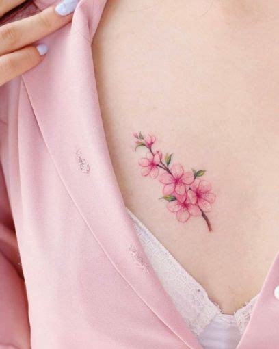 Tatuaje De Flor En El Pecho Para Mujer