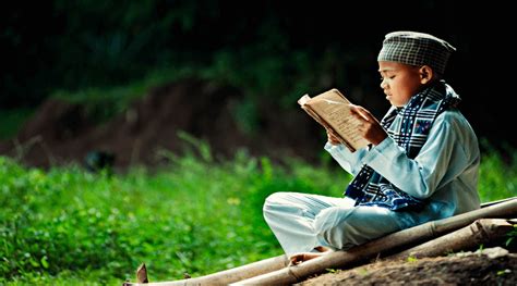 Dalam ajaran islam, terdapat adab dalam bergaul. Adab Penuntut Ilmu Dalam Islam - DalamIslam.com