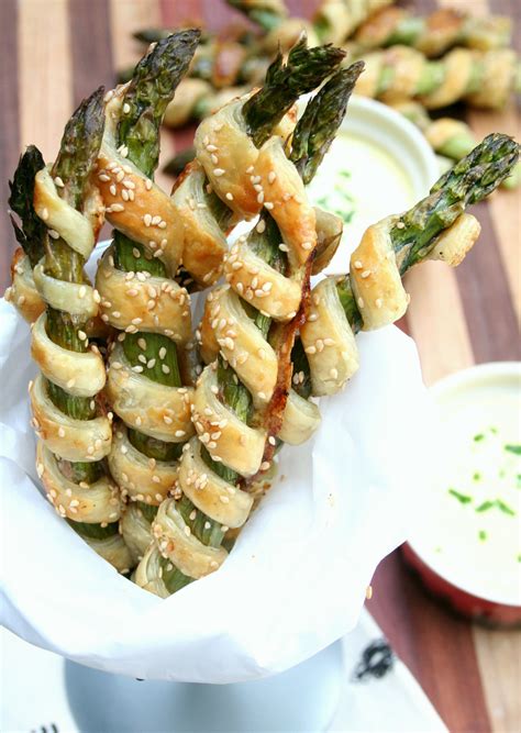 Recipes for apoetizets with pie crust. Puff Pastry Wrapped Asparagus