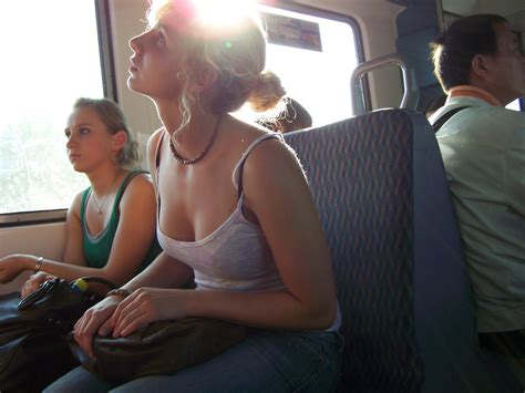 Ein Sch Nes Junges M Dchen In Bus Nimmt Gerne Eine Ladung Von Sperma