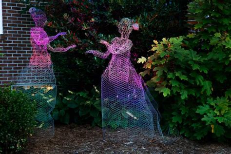 Diy Chicken Wire Ghosts For Halloween Hgtv