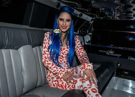 SP Tati Zaqui chega de limousine para lançamento da Playboy