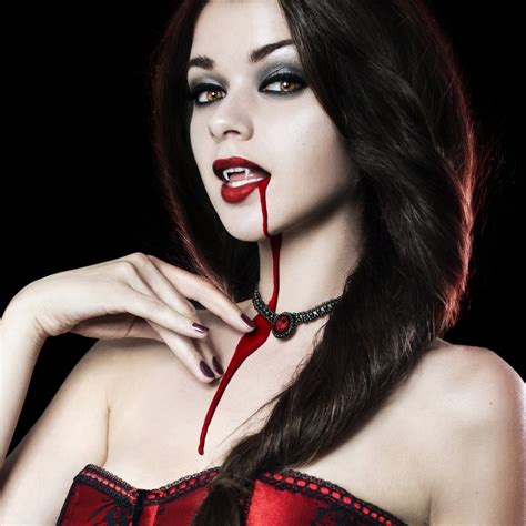 Best Vampire Makeup For Halloween 2048x2048 Wallpaper