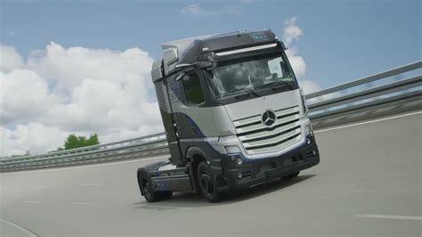 Daimler Trucks Begins Rigorous Testing Of Its Fuel Cell Truck Youtube