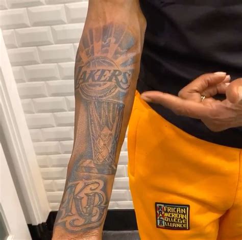 Snoop Dogg Gets A Lakers Tattoo Featuring Kobe Bryants Initials