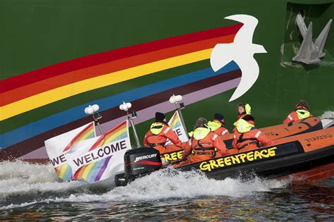 De Rainbow Warrior Legt De Loopplank Voor Je Uit Greenpeace Nederland