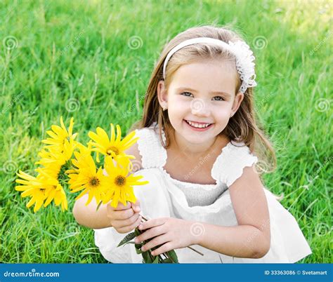 Nettes Kleines Mädchen Auf Der Wiese Mit Blume Stockfoto Bild von