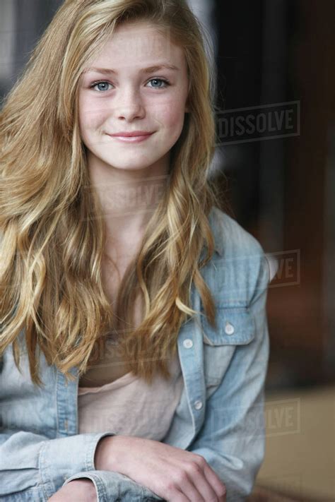 image de gris girl with brownblonde hair and blue eyes