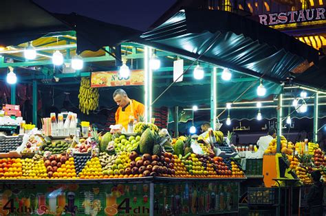 Pria Lokal Yang Menjual Jus Buah Segar Di Bar Warung Pasar Jalanan Di