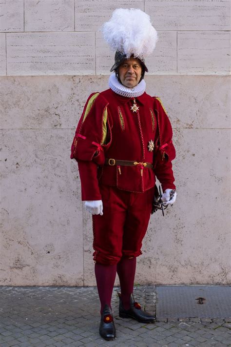 Er lässt die sicherheitskräfte nun abrücken. Päpstliche Schweizergarde: Uniformen