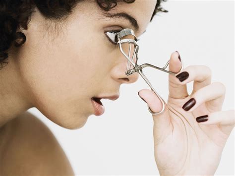 how to use eyelash curler the right way mimiejay