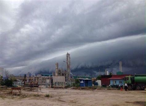 Creepy Shelf Cloud Swallows Up Sabah Malaysia Pictures Strange Sounds