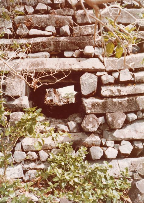 Hole through wall at Nan Madol | Hole through wall at Nan ...
