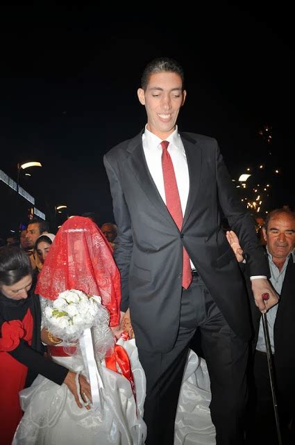 Photos World S Tallest Man Sultan Kosen Marries Bride Who Barely Reaches His Waist DailyCelebz