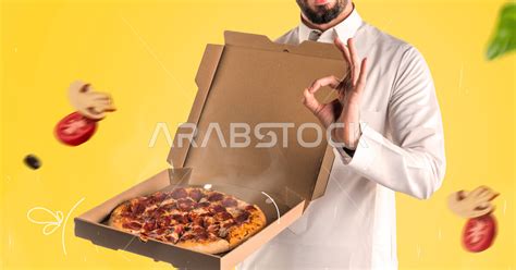 بورتريه لرجل عربي خليجي سعودي يحمل بيده فطيرة البيتزا، توصيل الطلبات، التوصيل السريع، طلبات