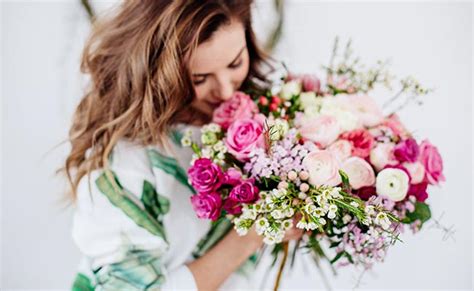 5 Reasons Why Flowers Always Make Women Happy