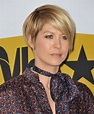 Jenna Elfman's short hairstyle | In between a pixie and a bob with side ...