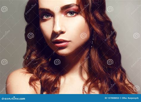 Mooie Kaukasische Vrouw Met Kort Bruin Krullend Haar Portret Van Een Vrij Jong Volwassen Meisje