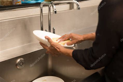 Mujer Lavando Los Platos En Fregadero De Cocina